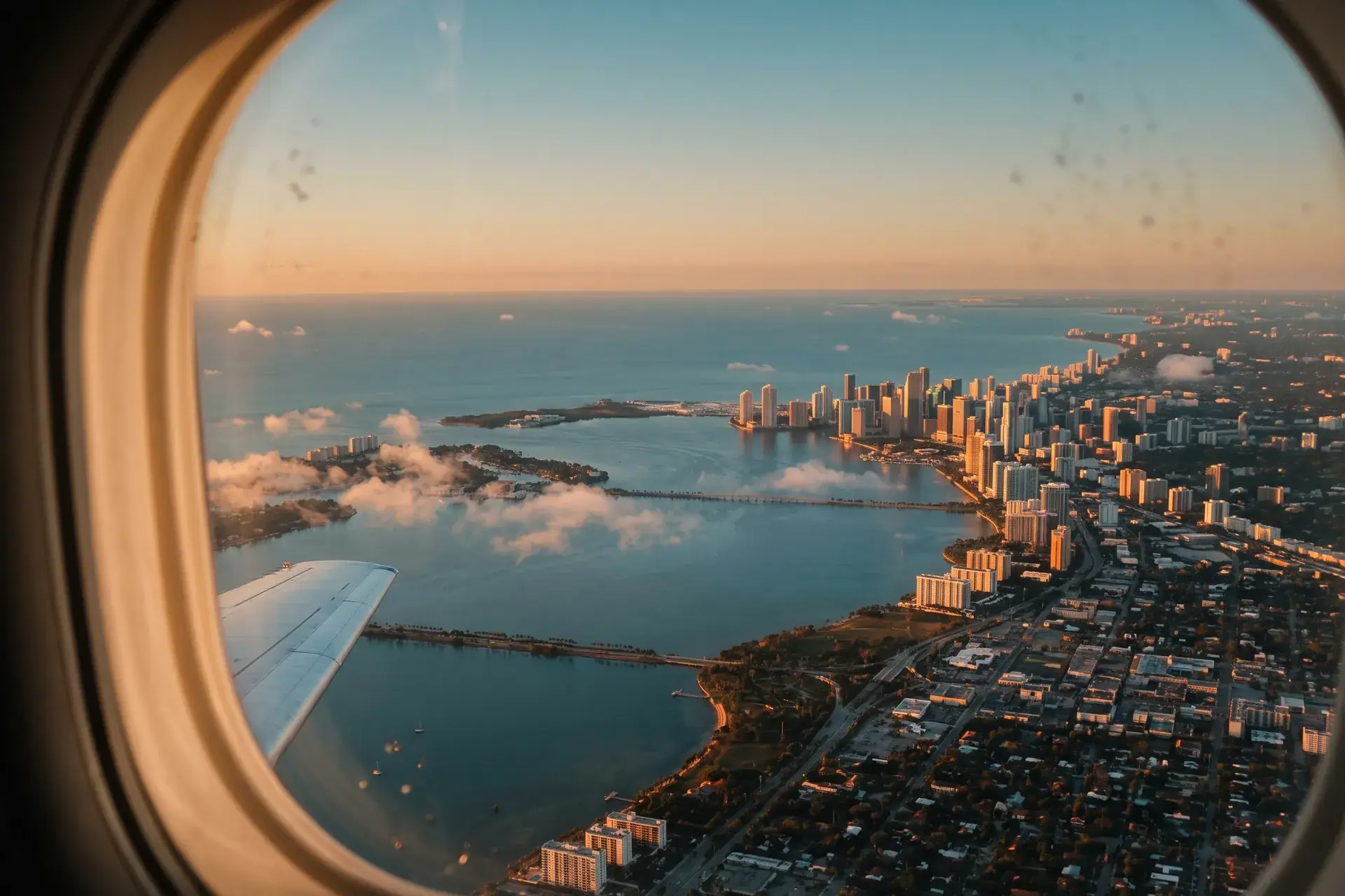 Vista de Miami desde arriba a través de la ventanilla de un avión